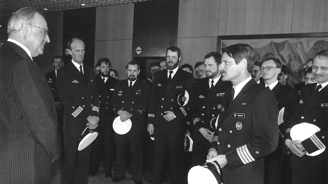 Auf Anregung des Landtagspräsidenten Rudolf Titzck (1983–1987) nimmt sich Helmut Kohl 1986 in Bonn einen ganzen Tag Zeit für die Besatzung der „Gorch Fock“, die von Landtagsvizepräsident Dr. Egon Schübeler begleitet wurde.